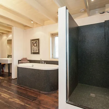 Spacious Holiday In With Jacuzzi Feriehus